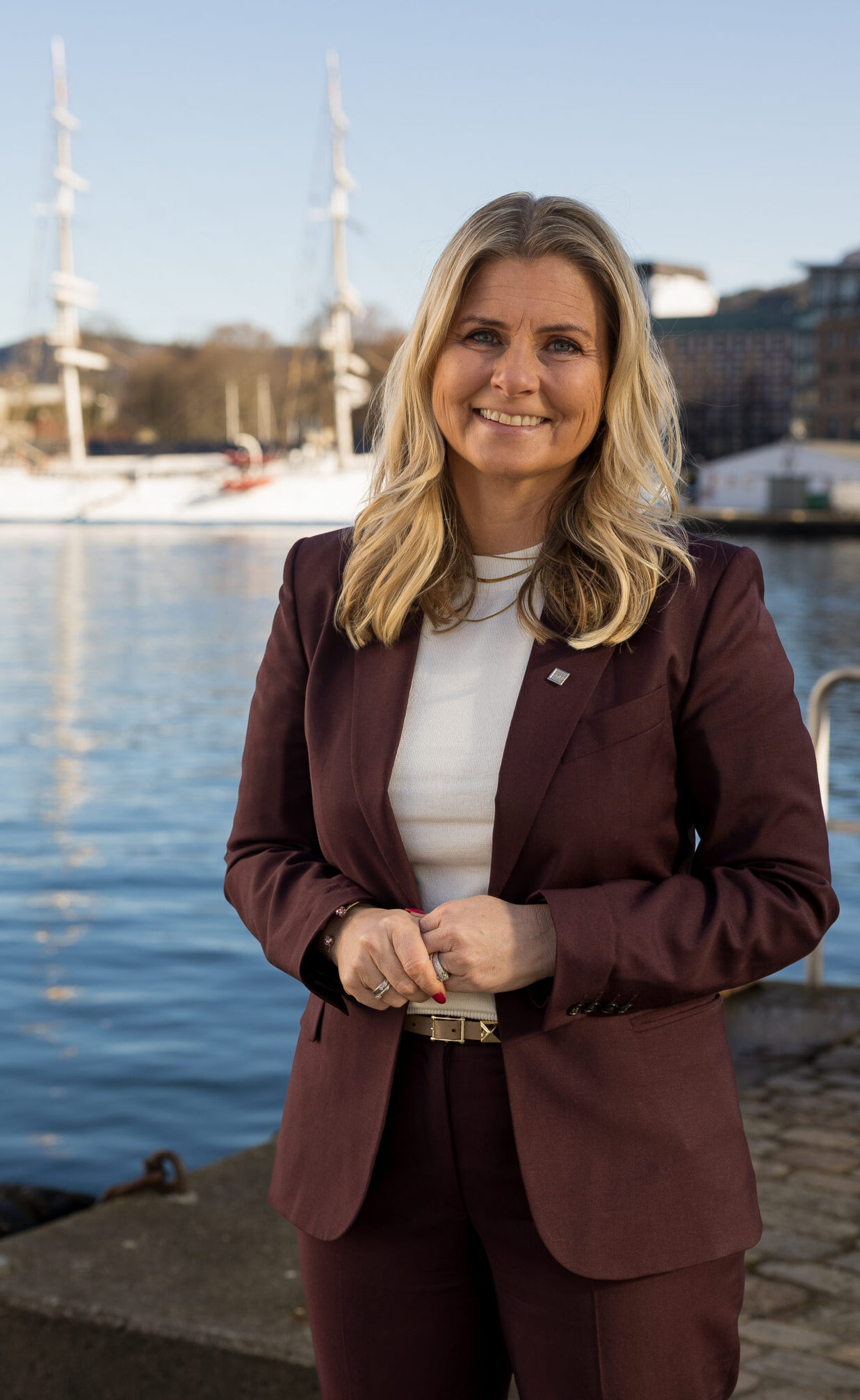 Bilde av Hege Ingebrigtsen, Managing Director at Grieg with ship in background