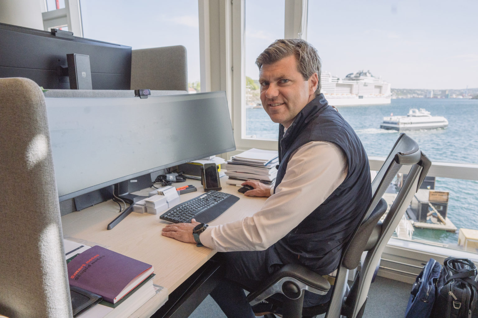 Man in front of computer at the office - Fredrik Wilander, Research Director at Grieg Investor