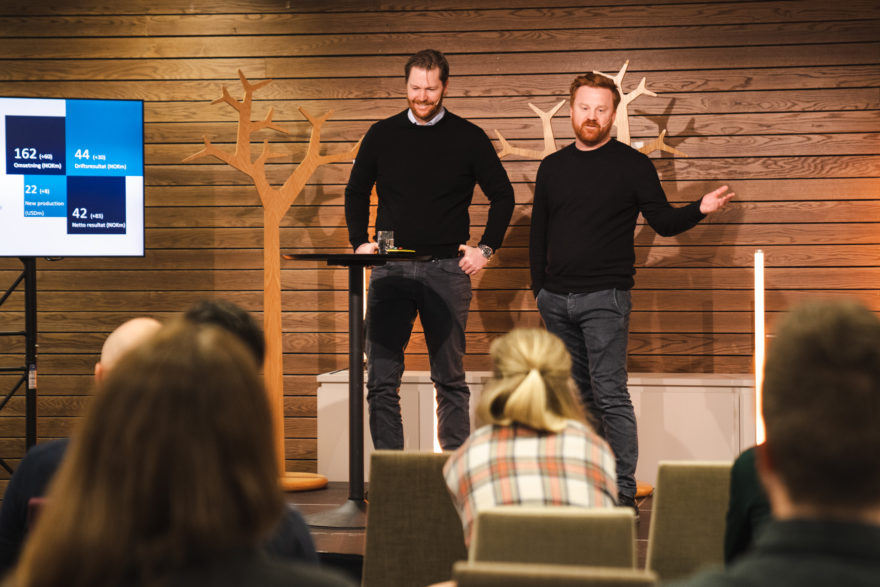 Two male employees holding a presentation - Morten Muller and Ivar Sandvig Thorsen.