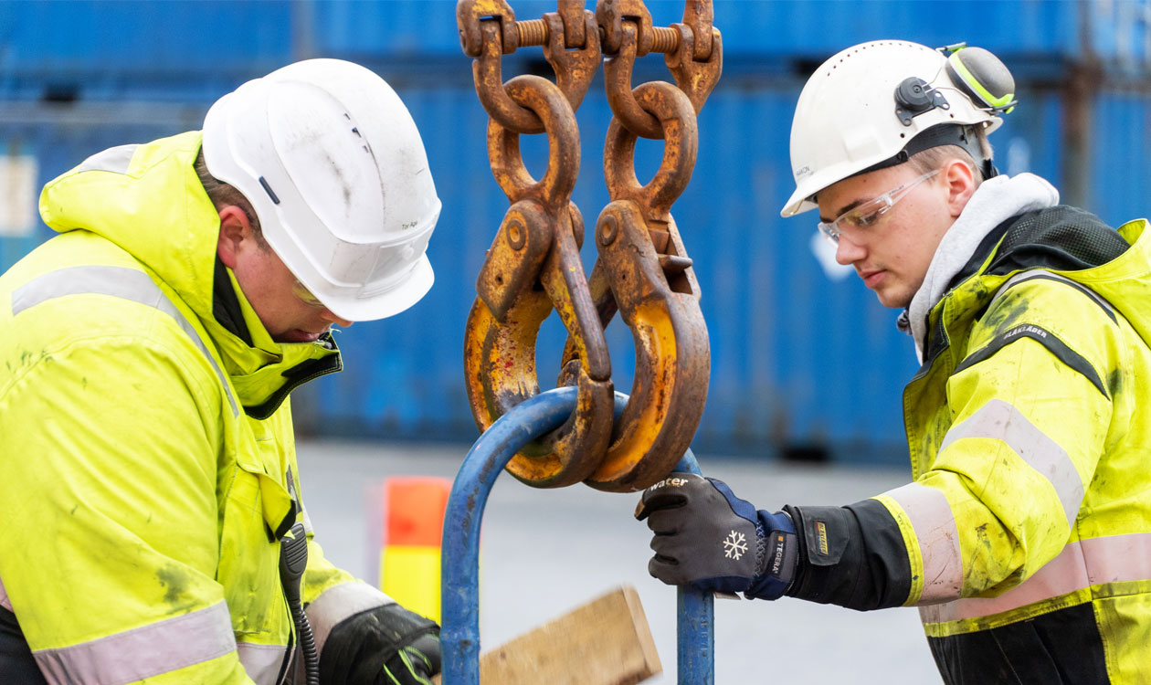 Male employees cooperates at Mosjoen - Grieg Logistics
