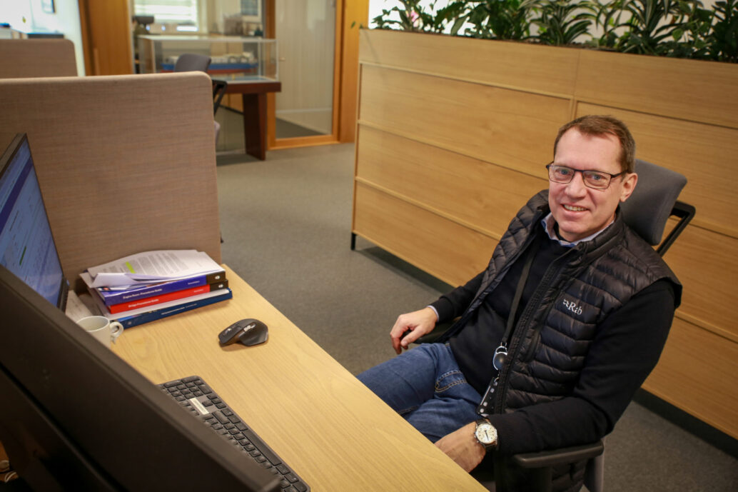 Haakon Losnegaard by his desk