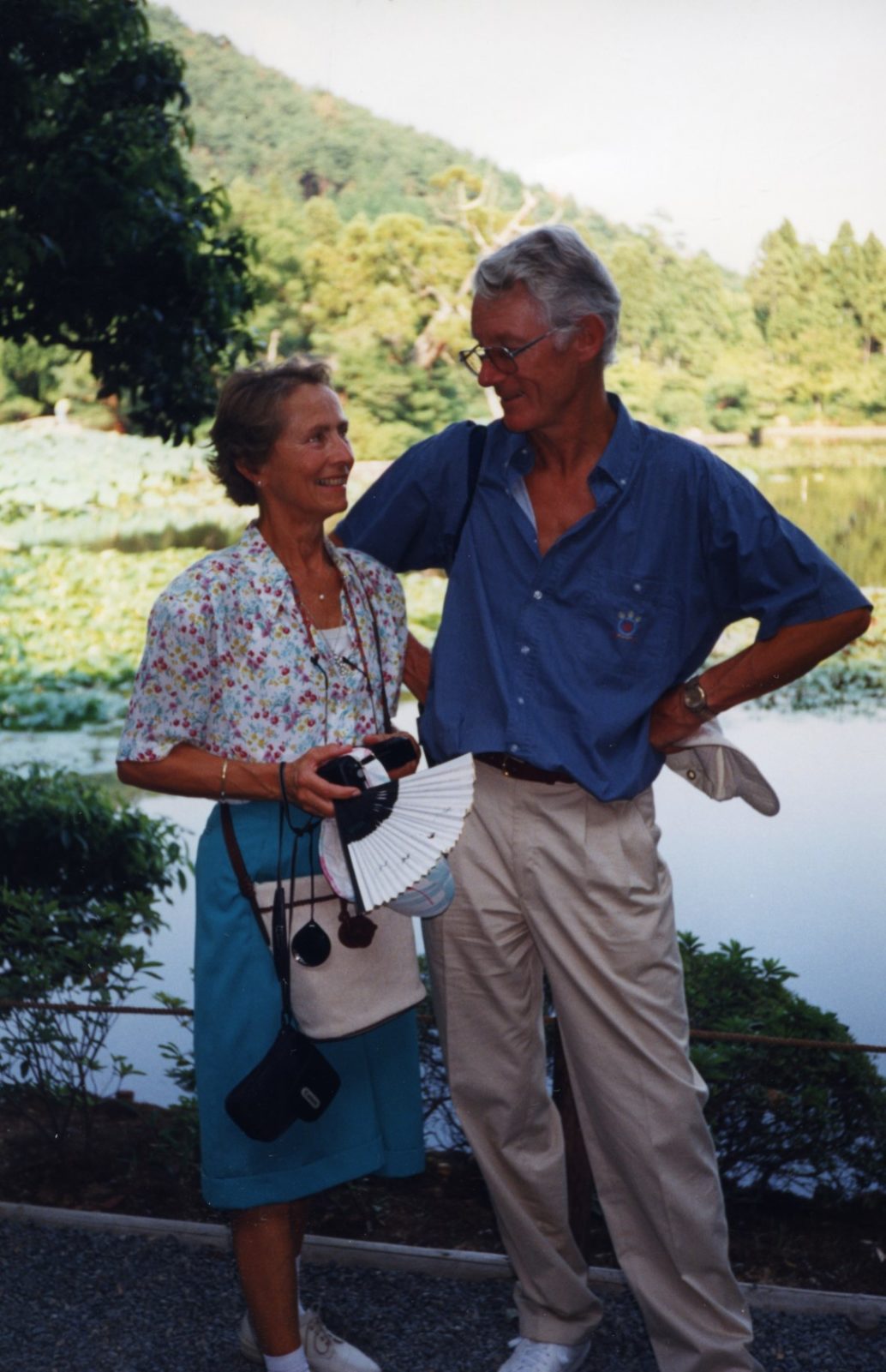 Picture of Per Grieg senior and his wife Elna Grieg in front a lake.